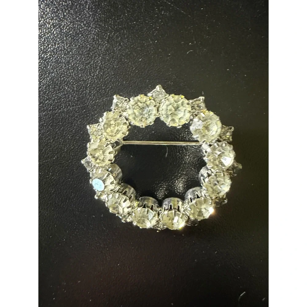 Vintage Silver Tone Clear Rhinestone Wreath Circle Brooch Pin Elegant Sparkling